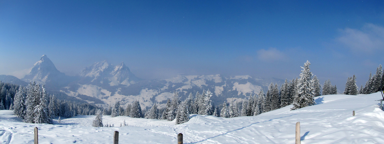 Breitbildfoto von der Furggelenhütte aus gesehen Richtung Gr.Mythen