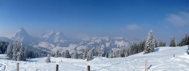 Breitbildfoto von der Furggelenhütte aus gesehen Richtung Gr.Mythen