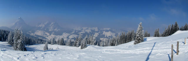 nochmals ein schönes Breitbildfoto von der Furggelenhütte aus gesehen mit Blick Richtung Gr.Mythen