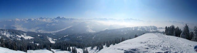 Breitbildfoto vom Furggelenstock aus gesehen, mit Blick Richtung Druesberg