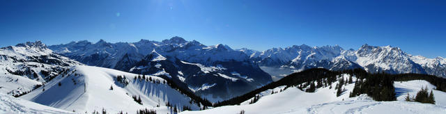 Breitbildfoto von der Hüenderegg aus gesehen. Sch.Windgällen, Schärhorn, Gr.Windgällen, Krönten, Brunnistock, Uri Rotstock