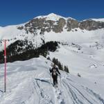 auf dem breiten Grat entlang, geht es abwärts Richtung Fleschsee