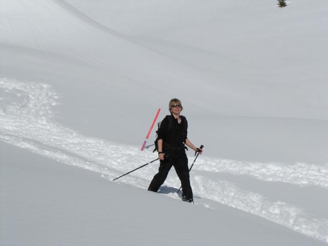 Mäusi geniesst die Schneeschuhtour in vollen Zügen