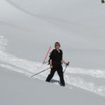 Mäusi geniesst die Schneeschuhtour in vollen Zügen