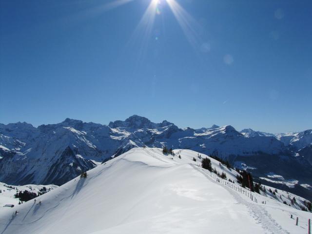 wir haben den sehr schönen Aussichtspunkt auf Eggen 1951 m.ü.M. erreicht