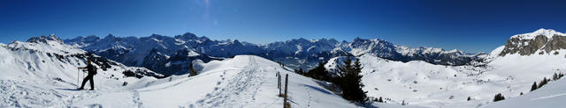 super schönes Breitbildfoto von Eggen aus gesehen, mit Blick in die Urner Alpen