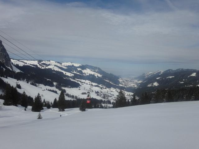 Blick von der Holzegg Richtung Brunni. Jetzt beginnt der traumhafte Abstieg im Tiefschnee