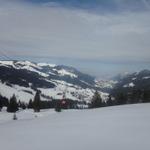 Blick von der Holzegg Richtung Brunni. Jetzt beginnt der traumhafte Abstieg im Tiefschnee