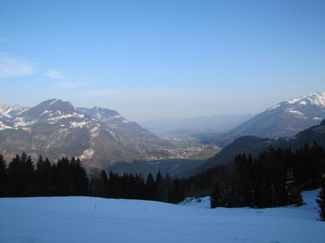 Blick hinunter ins grüne Linthtal