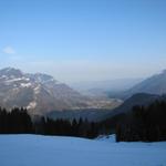 Blick hinunter ins grüne Linthtal