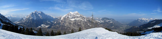 Breitbildfoto bei Fellboden 1465 m.ü.M. mit Blick zum Glärnisch, Wiggis und Rautispitz