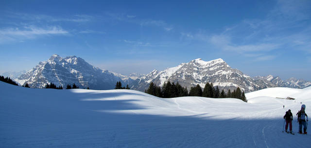 Breitbildfoto bei Läbli mit Blick Richtung Mittler Stafel, Glärnisch, Wiggis und Rautispitz. Dort oben waren wir auch schon