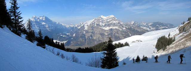 Breitbildfoto von Chlusen 1683 m.ü.M. aus gesehen. Blickfang ist der Wiggis und der Rautispitz