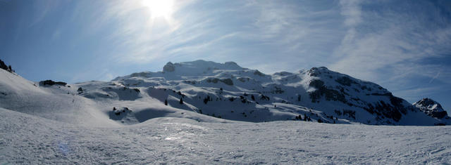 Breitbildfoto auf dem Färiböden. In der Mitte des Bildes unser Ziel der Schilt