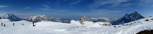 Breitbildfoto bei Punkt 2062 m.ü.M. mit Glärnisch, Wiggis, Rautispitz, Fronalpstock und Mürtschenstock