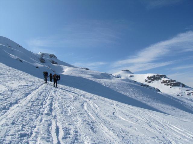 rechts am Fusse des Siwellen vorbei, führt uns der Weg zum Schilt