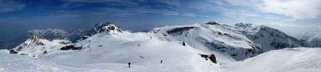 Breitbildfoto mit Blick zum Fronalpstock, Schijenstock, Mürtschenstock, Siwellen und Schwarzstöckli