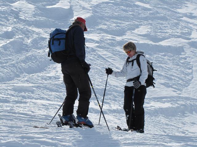 Mäusi im Gespräch mit einem Skitourenfahrer