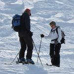 Mäusi im Gespräch mit einem Skitourenfahrer