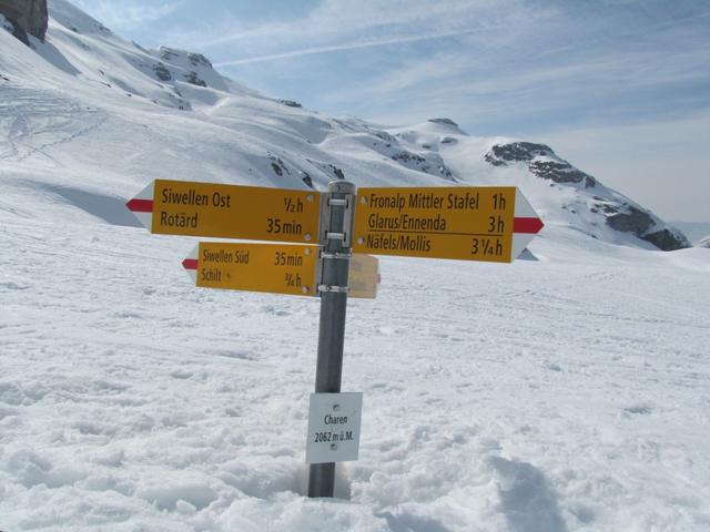 Wegweiser bei Charen 2062 m.ü.M.