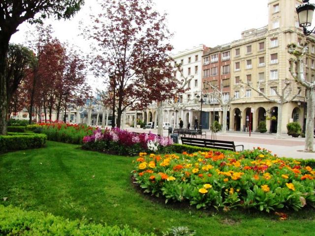 der Paseo del Espolón ist eine Kombination aus Park und Prachtpromenade