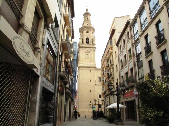 die schöne Konkathedrale Santa María de la Redonda 15.Jh. taucht vor uns auf