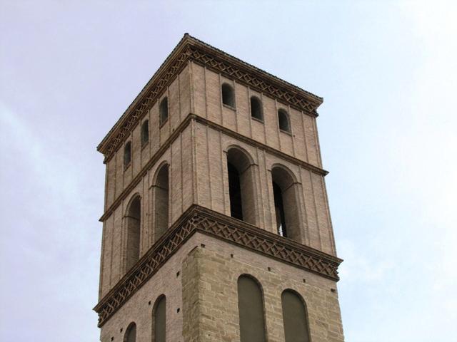 der schöne Kirchenturm (Mudéjar Stil) der Iglesia de San Bartolomé 13.Jh.