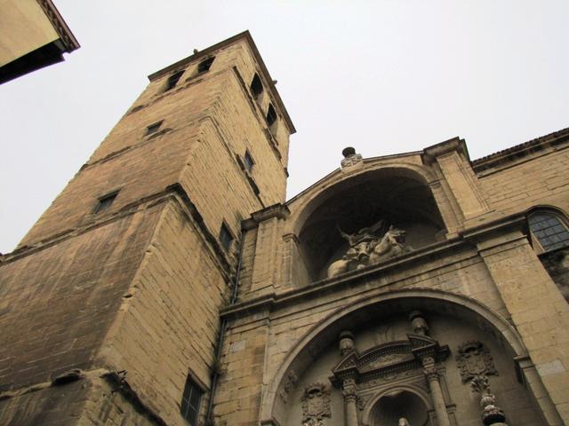 der Weg führt uns an der Santiago Kirche vorbei. Über dem Portal Jakob als Maurentöter