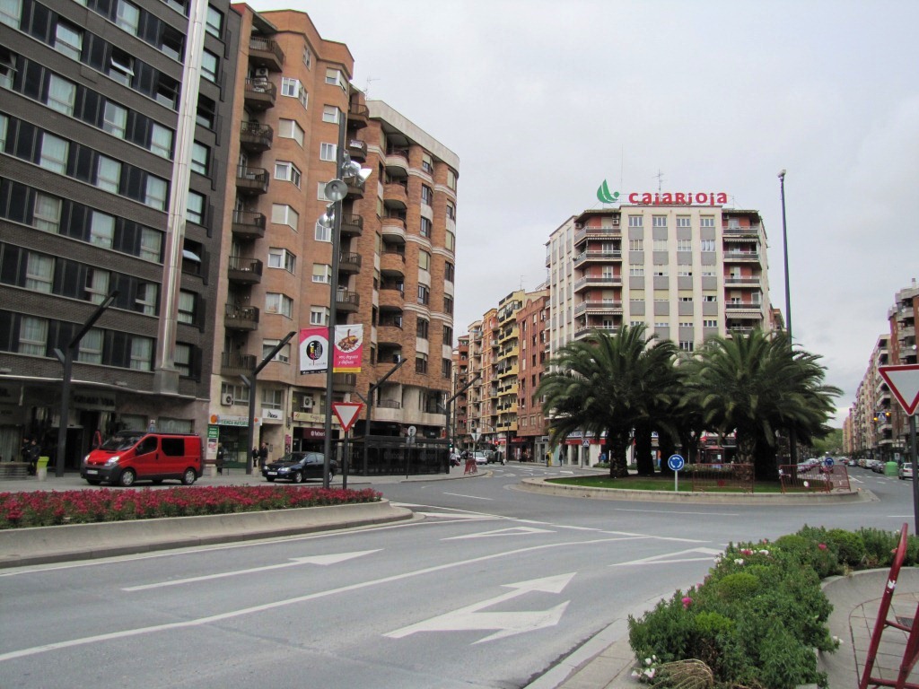 der Camino führt uns nun durch die Häuserschluchten der Vorstadt von Logroño