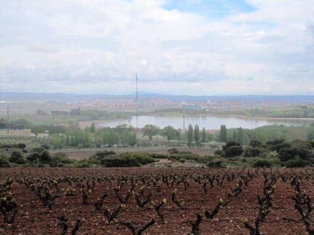 Blick zurück nach Logroño und den Stausee La Grajera