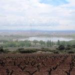 Blick zurück nach Logroño und den Stausee La Grajera