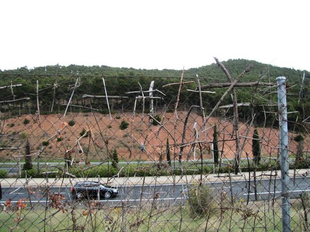 der Camino verläuft hier für ein kurzer Stück, der Autobahn entlang. Am Zaun sind tausende von Holzkreuzen angebracht