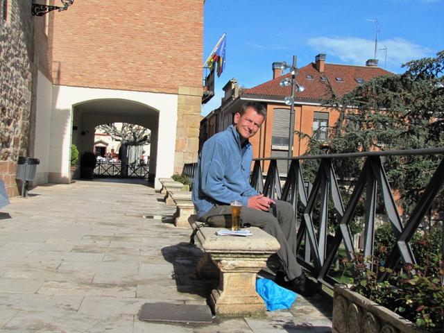 Franco geniesst vor dem Nachtessen die wärmende Sonne und ein Bierchen