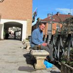 Franco geniesst vor dem Nachtessen die wärmende Sonne und ein Bierchen