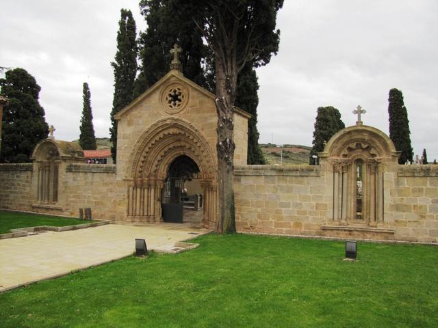 das schöne Romanische Portal 12.Jh. vom Friedhof von Navarrete, stammt von den Ruinen des Pilgerhospital San Juan de Acre