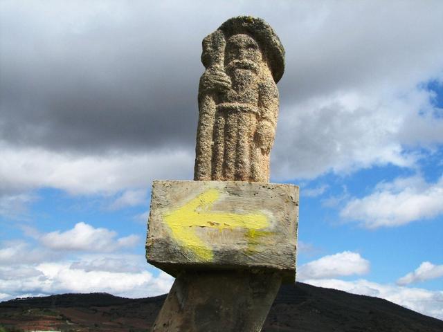 die kleine Pilgerstatue zeigt uns in welche Richtung wir gehen müssen