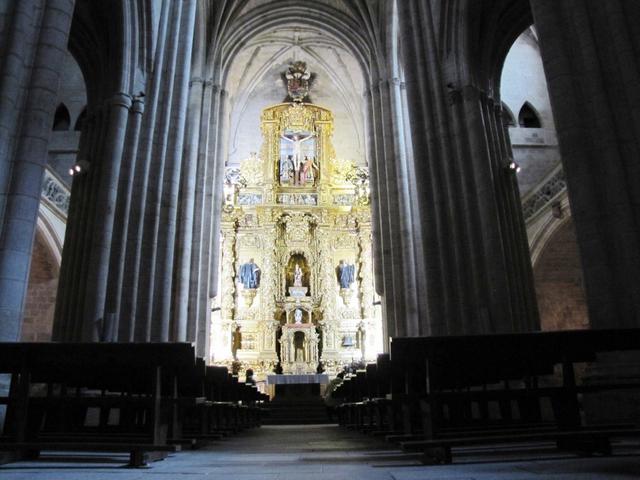 wir betreten nun die Kirche mit dem grossartigen Chorgestühl aus dem 15. Jh.