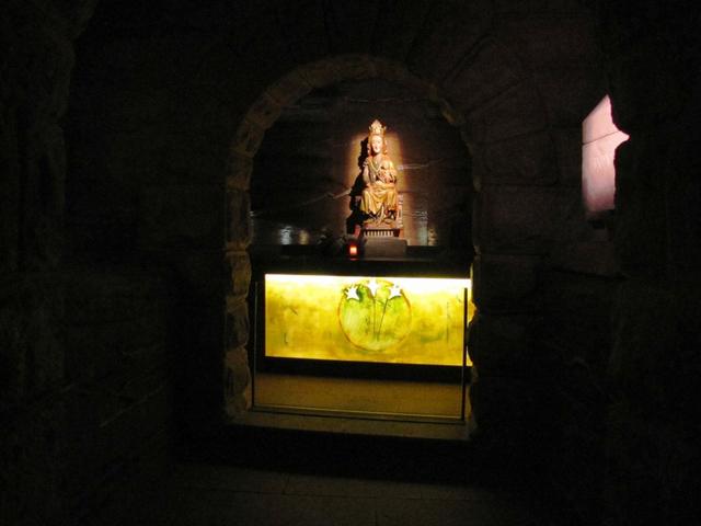 die Höhle wo das Wunder mit der Marienstatue stattfand. Dankbar halten wir inne, wir sind glücklich auf dem Jakobsweg zu sein