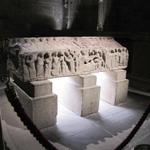 der interessanteste Sarkophag steht genau in der Mitte. Die romanischen Reliefs zeigen Sterbeszenen