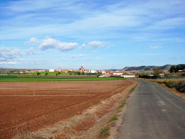 am Horizont taucht Azofra auf