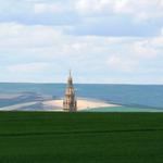 der wunderschöne Kirchturm der Kathedrale von Santo Domingo de la Calzada taucht hinter den Weizenfelder auf