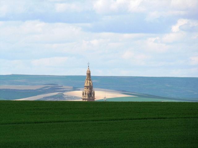 der wunderschöne Kirchturm der Kathedrale von Santo Domingo de la Calzada taucht hinter den Weizenfelder auf