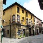 schöne Häuser schmücken die Hauptstrasse in der Altstadt von Santo Domingo de la Calzada