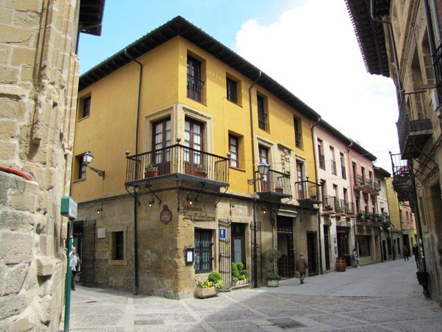 schöne Häuser schmücken die Hauptstrasse in der Altstadt von Santo Domingo de la Calzada