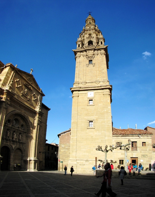 auf der Plaza del Santo. Blick zur Kathedrale und der sehr schöne Kirchturm