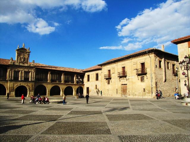 die schöne Plaza de España in Santo Domingo de la Calzada