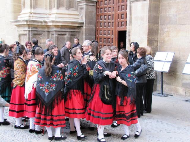 Mädchen in der lokalen Tracht