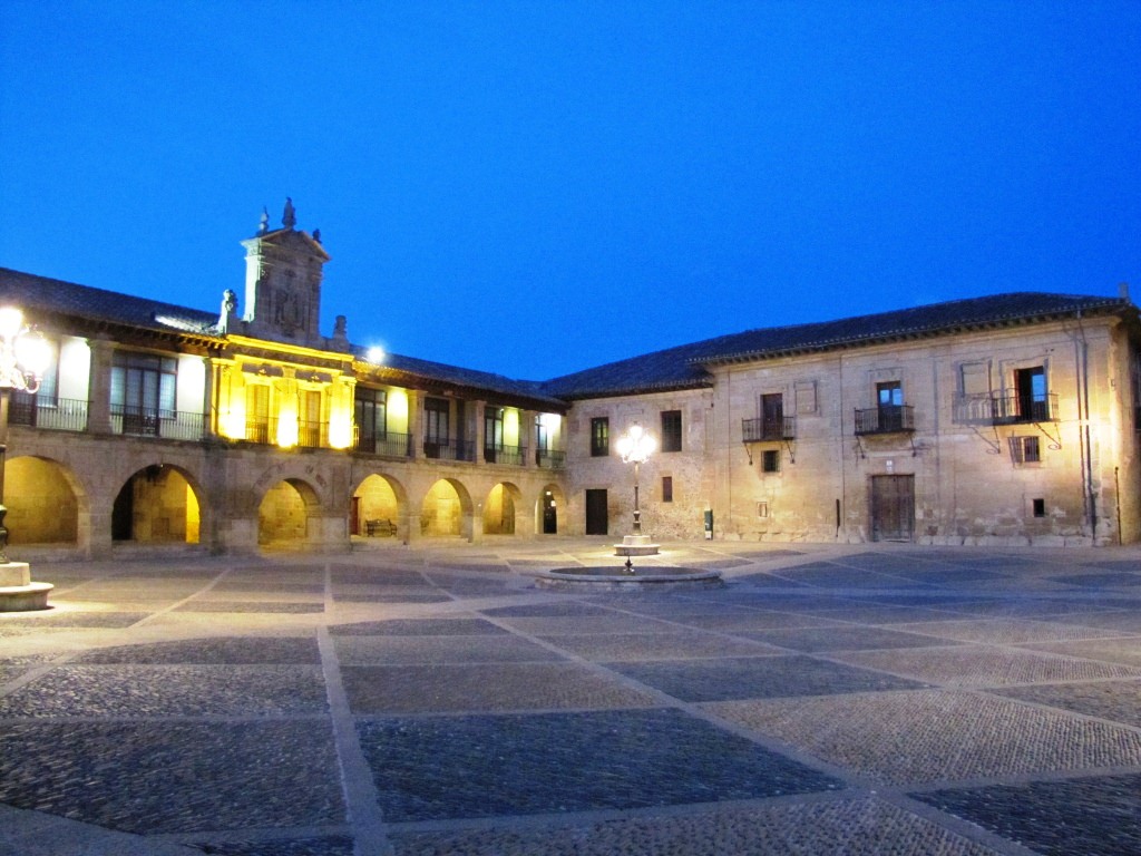 die schöne Plaza de España in der Nacht