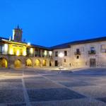 die schöne Plaza de España in der Nacht