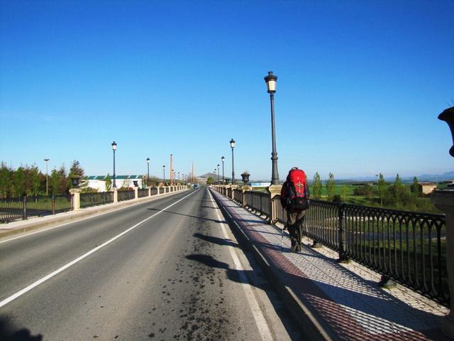 an dieser Stelle wurde durch Santo Domingo, die erste Brücke über den Rio Oja gebaut